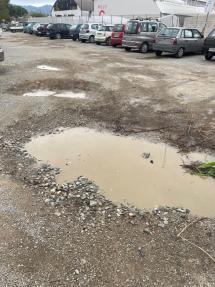 Sport estremi ferajesi: tra le buche del parcheggio di viale Tesei