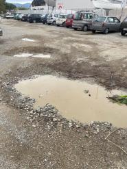 Sport estremi ferajesi: tra le buche del parcheggio di viale Tesei