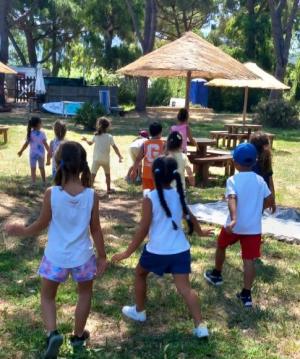 Avventura in spiaggia per i bambini della scuola d&#039;infanzia di Carpani: tesori, giochi e valori da condividere
