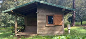 La casetta di Monte Perone forzata e trasformata in un immondezzaio