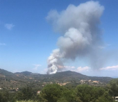 Incendio a Capo  d'Arco, le fiamme risalgono il crinale