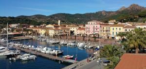 Porto Azzurro è un fantasma? Perché non lo si trova nella &quot;Guida ai Musei dell&#039;Arcipelago&quot;?