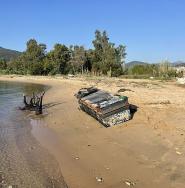 Un contenitore pieno di rifiuti abbandonato sulla spiaggia di San Giovanni