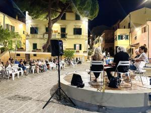 "Gente dell'Elba" il prezioso regalo di Pino Bertelli e Paola Grillo alla nostra isola