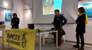 Un affollato incontro di Amnesty alla Gran Guardia