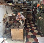 Santino, il calzolaio e il valore delle cose che durano