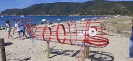 Il "pesce mangia plastica" sulla spiaggia di Lacona, una iniziativa dei Lions