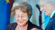 Sergio Mattarella consegna a Licia Baldi le insegne di Commendatore della Repubblica.