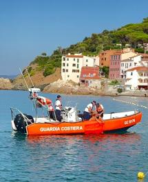 Sulla spiaggia di Marciana Marina prove di salvataggio e primo soccorso per la sicurezza dei bagnanti