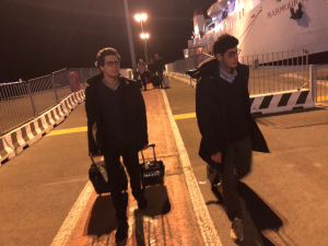 Figli dell&#039;Elba, ma, quando prendono la nave sulla rotta di casa, figli di un dio minore