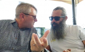 Edicola Elbana Show del 9 Agosto - turismo in calo, 2% in meno rispetto a luglio 2021 - vandalizzato il pannello dedicato Sandro Pertini