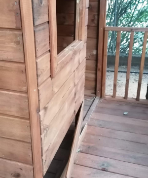 Nuovamente vandalizzata la casina di legno ai giardini di Carpani