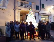 Acceso a San Piero l'Albero di Natale all'uncinetto