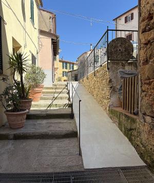 Capoliveri investe nell’accessibilità: realizzata una nuova rampa auto-illuminante in Piazza del Baluardo