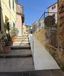 Capoliveri investe nell’accessibilità: realizzata una nuova rampa auto-illuminante in Piazza del Baluardo