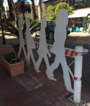 Portoferraio: dopo la transenna "Abbey Road" campese, idee rock-segnaletiche