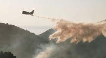 Incendio ancora attivo a Rio nell'Elba, in azione tre elicotteri e due Canadair
