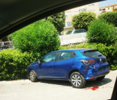 Auto "sfrenata" senza conducente a bordo ne danneggia altre due in sosta nel parcheggio ospedale