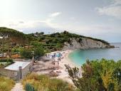 La spiaggia della Padulella, la ruspa e la falesia