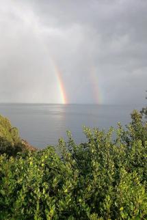 I cieli elbani si colorano con l'arcobaleno