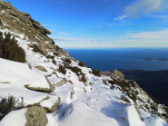 Il sole fa brillare la neve sul Monte Capanne