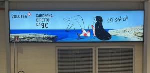 Una pubblicità in aeroporto e una domanda per l’Elba: quanto pesa il costo del traghetto?