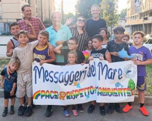 I bambini napoletani di Scampia accolgono i Messaggeri del Mare