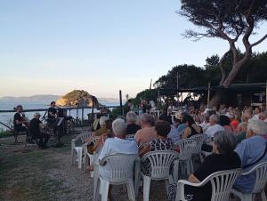 Pubblico da record e atmosfera magica a Cavo per il concerto nella pineta di Frugoso