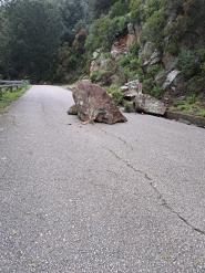 Due massi crollano sulla Strada Provinciale di Monte Perone
