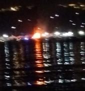 Va a fuoco un'imbarcazione a Mola