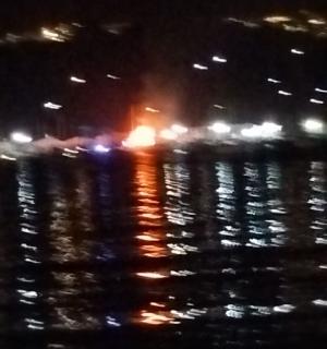 Va a fuoco un&#039;imbarcazione a Mola