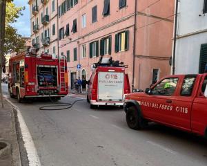 Incendio in un appartamento a Rio Marina, una donna trasferita in ospedale