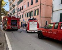 Incendio in un appartamento a Rio Marina, una donna trasferita in ospedale