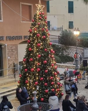 L&#039;albero di Natale riese votato come il più bello tra quelli elbani