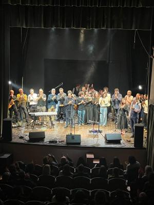 Una serata di musica e solidarietà quella svolta sabato al teatro dei Vigilanti di Portoferraio.