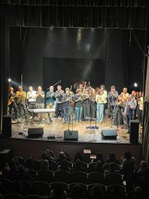 Una serata di musica e solidarietà quella svolta sabato al teatro dei Vigilanti di Portoferraio.