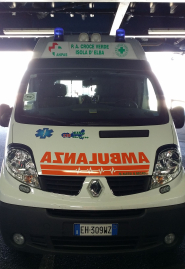 Cade dal monopattino elettrico dopo l'urto con un'auto: ragazza in ospedale