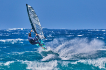 Fotonotizia:  Malte Reuscher in volo sulle onde