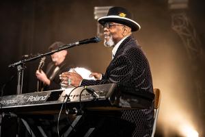 Capoliveri saluta l’estate con il grande blues: in piazza Matteotti arriva Kenny “Blues Boss” Wayne