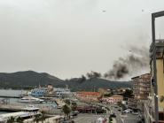 Fumi delle vecchie navi che inquinano l'aria del porto