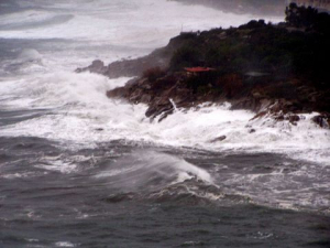 Codice giallo per domani, martedì 27 settembre, per mareggiate e vento