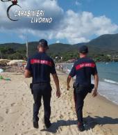 Cinquantenne a spasso nudo e ubriaco tra i bagnanti su spiaggia longonese: foglio di via e 3.500 € di multa