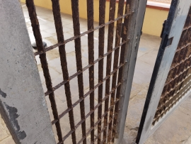 Cancello arrugginito all'entrata della scuola, un pericolo per i bambini