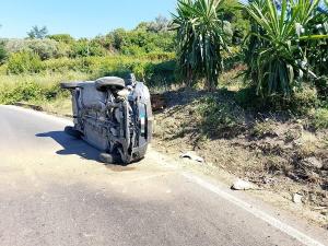 Auto cappotta sulla strada di Colle Reciso