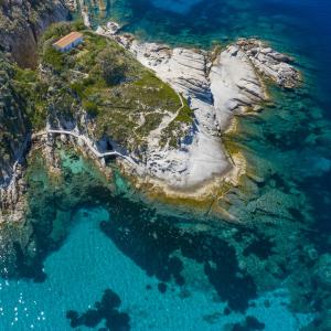 Sant’Andrea, cade sulla scogliera: soccorso un uomo di 89 anni
