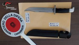 Controlli rafforzati dopo il nuovo decreto sicurezza. I carabinieri denunciano un uomo trovato in possesso di un pugnale