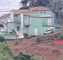 Un anziano a rischio per una strada impraticabile