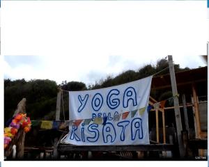 Yoga della risata sulla spiaggia dell&#039;Enfola