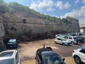 Portoferraio: masse di rifiuti che coprono e soffocano la storia