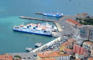 Altra protesta di un cittadino costretto a sostare due ore e mezza sotto la canicola portuale